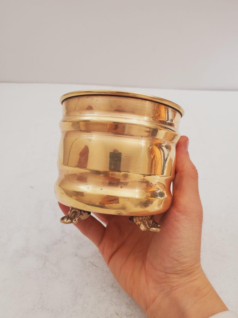 Blomkruka i massiv mässing, krukgömma i massiv mässing. Vintage kruka i mässing med (3) underlägg med blank åldrad patina. bild 8
