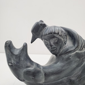 Inuit art ceramic figurine, Canadian Inuit man hunting bear , Signed , Indigenous Canada - 1978 - Vintage Ceramic sculpture of an Inuit man
