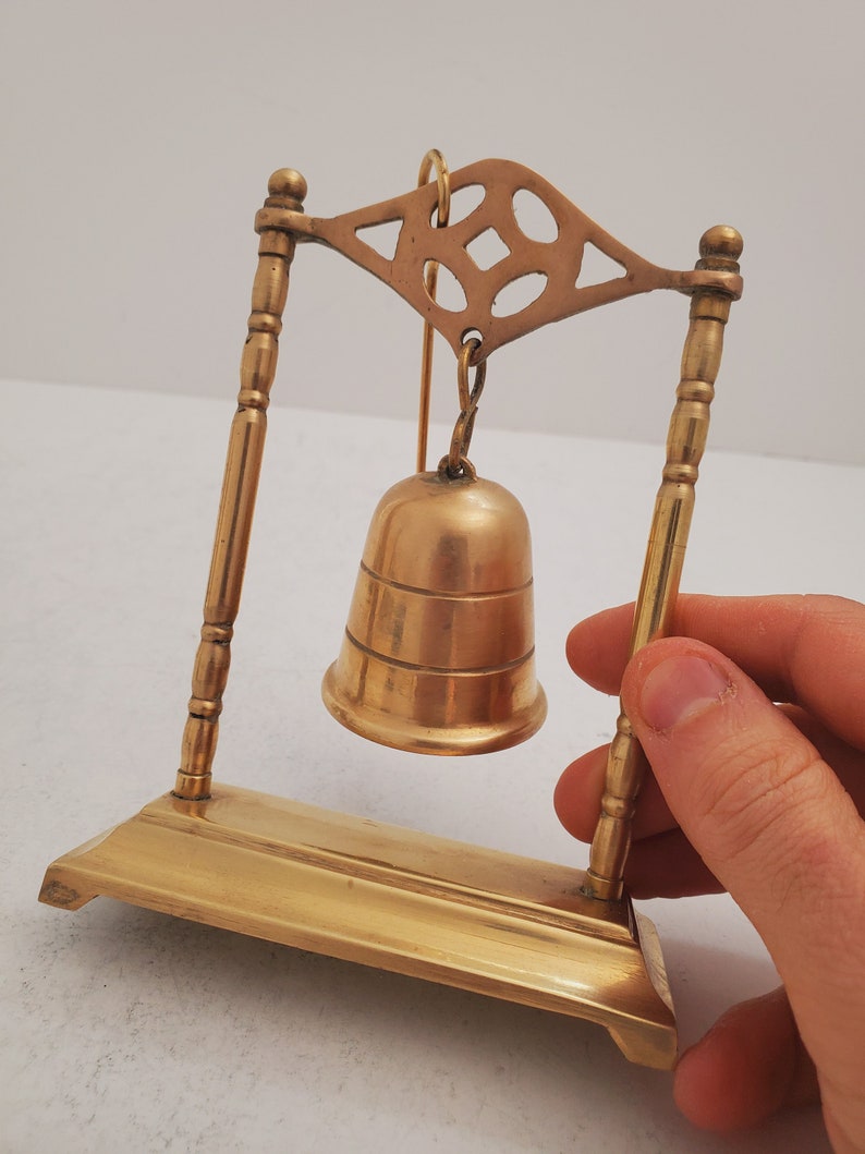 Mid Century Hanging Brass Bell and Mallet Vintage Brass Bell Stand with Mallet for Ringing Hanging Bell Brass Vintage zdjęcie 6