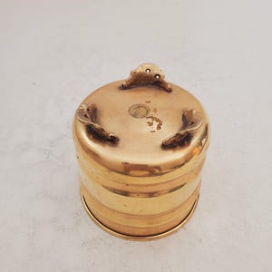 Blomkruka i massiv mässing, krukgömma i massiv mässing. Vintage kruka i mässing med (3) underlägg med blank åldrad patina. bild 6