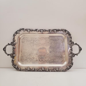 Bandeja rectangular vintage de plata, reproducción inglesa antigua, bandeja para servir plateada, perforada y grabada, con ribete ornamental de vid, ideal para bodas.
