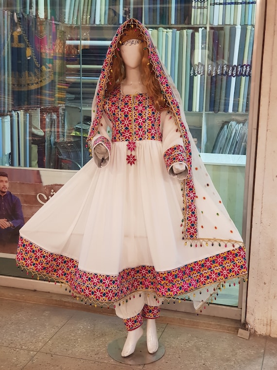 Vestido blanco tradicional afgano con hermosos bordados hechos - Etsy España Vestido blanco tradicional afgano con hermosos bordados hechos - Etsy España
