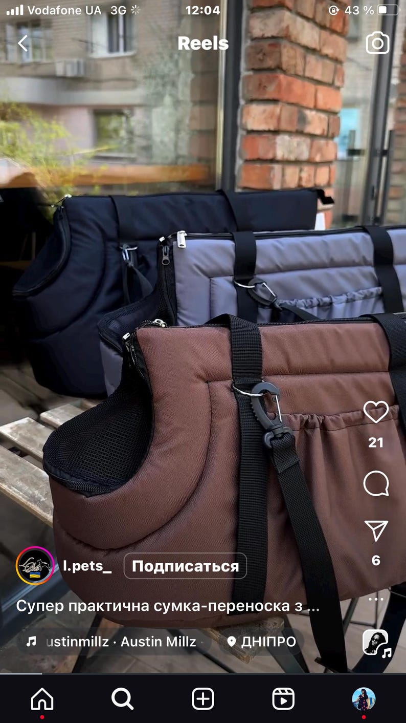 Puede incluir: Tres bolsas de transporte para mascotas diferentes. Las bolsas est&aacute;n hechas de tela marr&oacute;n, negra y gris. Las bolsas tienen cierre de cremallera y asa. Las bolsas est&aacute;n sobre una superficie de madera. El texto "Супер практична сумка-переноска з..." es visible en la imagen.