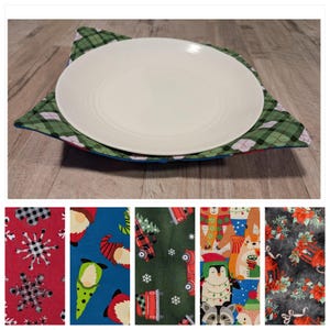 Può includere: Un set di sei tovagliette all'americana in tessuto a tema natalizio con diversi design. Le tovagliette sono realizzate in un tessuto morbido trapuntato e sono perfette per aggiungere un tocco festivo al tuo tavolo delle feste. I design includono gnomi, camioncini rossi, pinguini e animali del bosco.