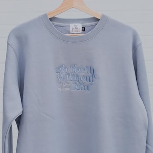 Gehen ohne Angst katholische Rundhalsausschnitt | Katholische Frauenkleidung | Katholische Konfirmation Geschenk | Heilige Klara von Assisi Sweatshirt