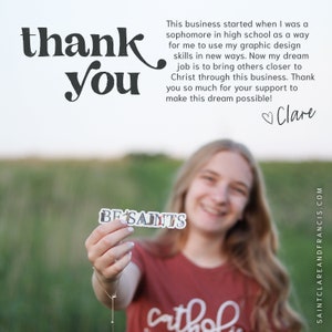 Pu&ograve; includere: Un adesivo con la scritta "BE SAINTS" viene tenuto in mano davanti a uno sfondo sfocato. Le parole "thank you" sono scritte in grandi lettere stilizzate. Il testo include anche un messaggio di Clare.