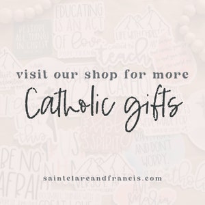 Pu&ograve; includere: Una collezione di adesivi con citazioni ispiratrici e temi religiosi. L'immagine include il testo "visit our shop for more Catholic gifts" e il sito web saintclareandfrancis.com.