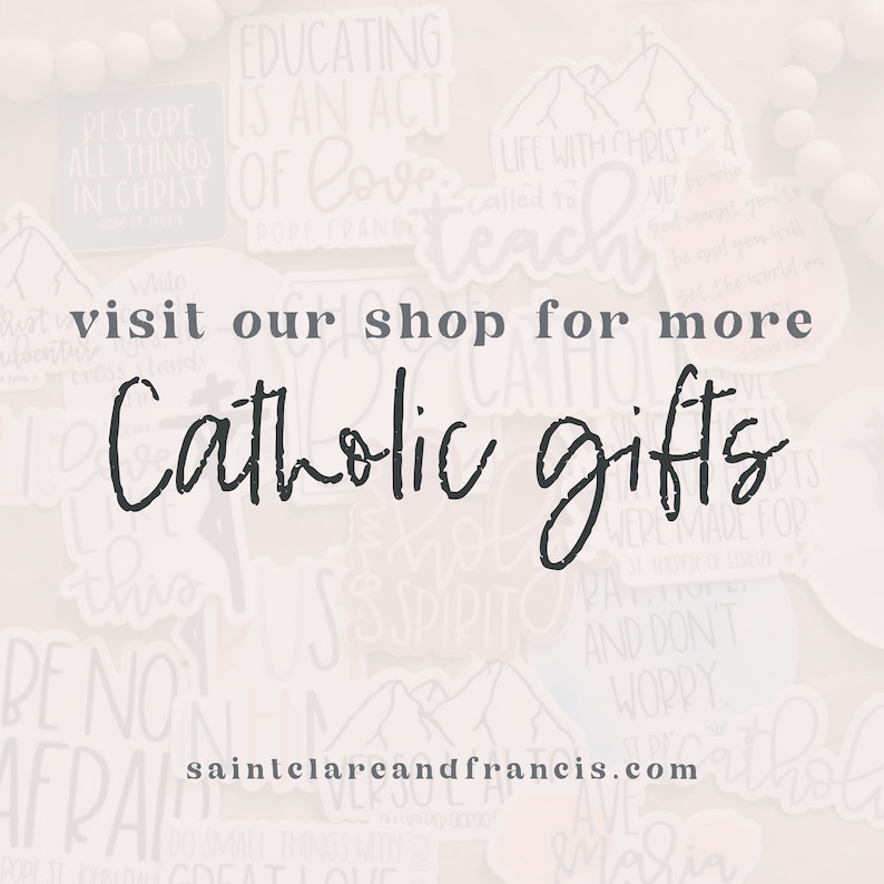 Pu&ograve; includere: Una collezione di adesivi con citazioni ispiratrici e temi religiosi. L'immagine include il testo "visit our shop for more Catholic gifts" e il sito web saintclareandfrancis.com.