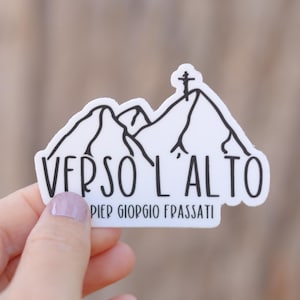 Vinylsticker Verso L'Alto- Pier Giorgio Frassati | Sticker met citaat van katholieke heilige | Bevestigingscadeau | Gezegende katholieke sticker Frassati