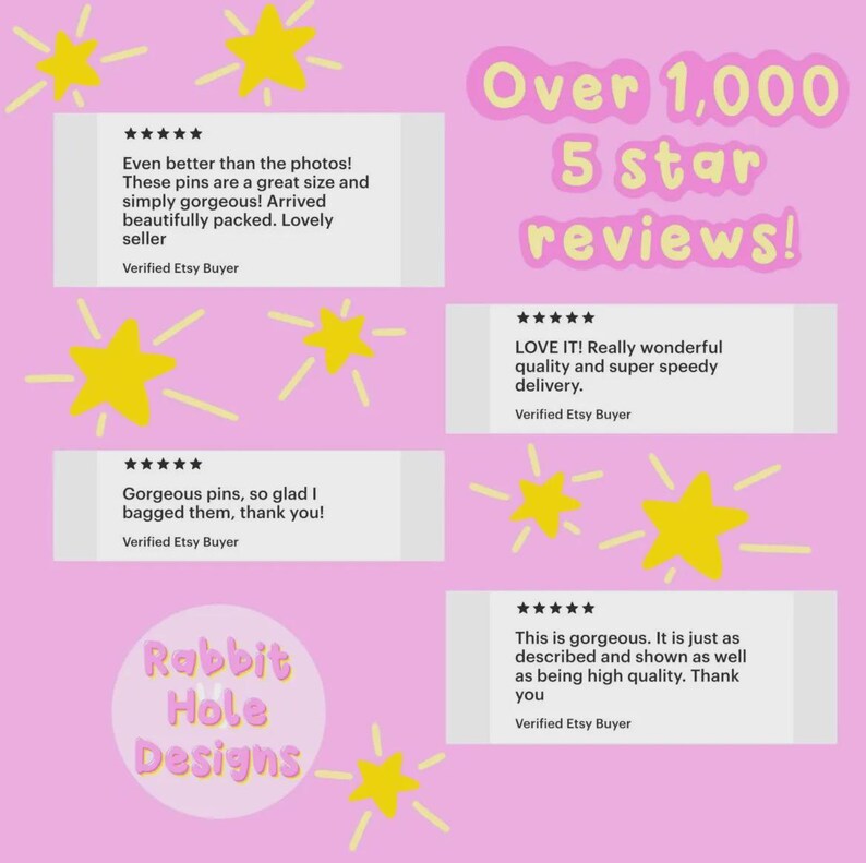 以下が含まれることがあります： ピンク色のグラフィックで、Over 1,000 5 star reviewsとRabbit Hole Designsの文字が書かれています。4つの白い長方形のボックスには、ピンの品質と配送を称賛する5つ星のカスタマーレビューが表示されています。黄色い星のアイコンが全体に散りばめられています。