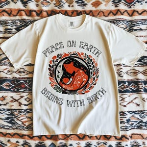 Peace on Earth Begins With Birth, Doula Shirt, Midwife Shirt, Natural Birth Shirt, Birth Advocacy, Home Birth Shirt, Doula Gift, Thank You bild 1