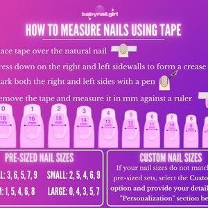 Op de afbeelding: Een paarse afbeelding met instructies voor het meten van nagels met tape. De stappen omvatten het plaatsen van tape, het vormen van een vouw, het markeren van de zijkanten en het meten in mm. Het toont ook voorgeprogrammeerde en aangepaste nagelmaten.