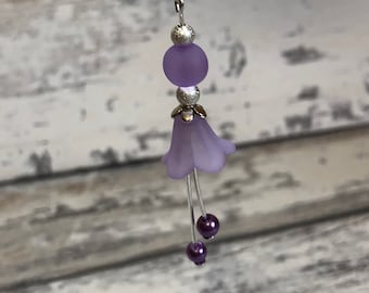 Marcador/Amuleto de punto de ganchillo con forma de flor morada hecho a mano
