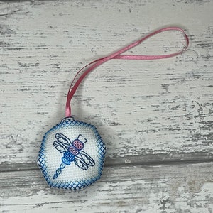 PDF-patroon: mini-biscornu-schaarhanger, libellen