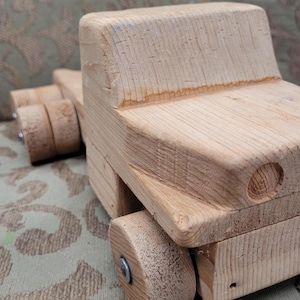 Primitive Handmade 18-Wheeler Wood Truck&gt;Hand-Crafted. Solid 80s Wooden Toy. Truck collectors&gt;Vintage Toy