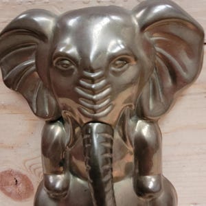 BRONZE ELEPHANT!! Entryway/Childs Room Hook&gt;Retro Cool Wall Hook&gt;&gt;Elephant Lovers!  Vintage Wall Hook&gt;Unique design Trunk as the Hook....