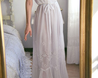 Robe en mousseline de soie vintage des années 1970 avec broderie florale et volants, robe de mariée brodée vintage des années 70, robe en mousseline de soie prairie blanche vintage