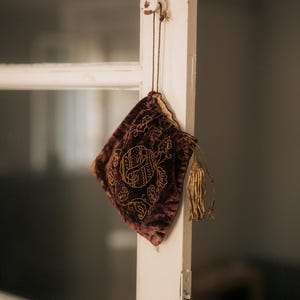 Viktorianische fliederfarbene Samthandtasche mit aufwendigen Metallperlen - antikes 1800er Samttäschchen