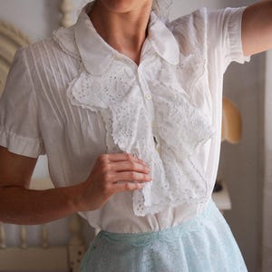 Caraco antique des années 1900 avec col en dentelle à oeillets - Chemise de nuit en coton antique - Robe de chambre édouardienne des années 1910