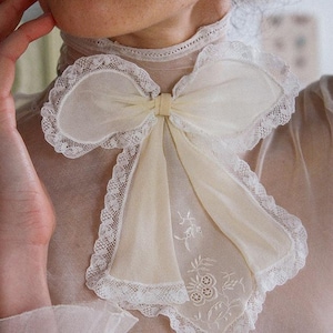 Jabot antiguo de crepé de seda color crema de la década de 1900, collar de seda y encaje de principios del siglo XX