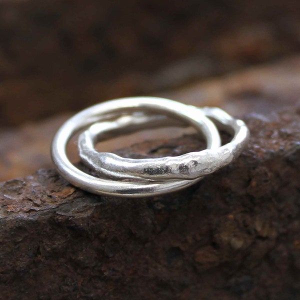 Ineinander verschlungener Ring | Sterling Silber Geschmolzener und Schlichter Ring | "Kleine Rock verschlungene Ring."