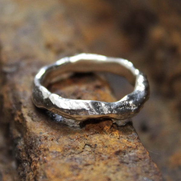 Le Petit Rocher | Bague en argent sterling fondu biologique | Bague de forme unique | Bande d’argent recyclée | Alliance inhabituelle