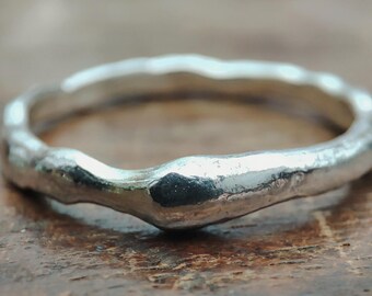 Anillo apilable de plata fina y delicada / Anillo apilable de plata de ley fundida orgánica / Anillo de forma única / Banda de plata reciclada