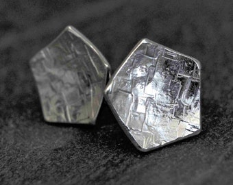 Orecchini pentagonali in argento sterling / Borchie geometriche testurizzate / Mini borchie martellate