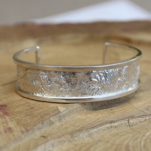 Bracelet en feuille d’aluminium encadré en argent sterling pour poignet de 7 « | Bracelet en feuille texturé réticulé | Bracelet à manchette de contraste en argent sterling