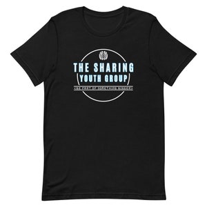 Puede incluir: Camiseta negra con un diseño circular blanco. El diseño presenta el texto "THE SHARING YOUTH GROUP" en azul y blanco, un gráfico de cerebro y la frase "<BE PART OF SOMETHING BIGGER>".