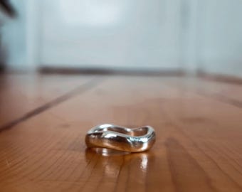 Organisk vågsilverring – Handgjord 999 fint silver – Unik skulptural bandring – Hantverksmässiga bohemiska smycken, present till henne