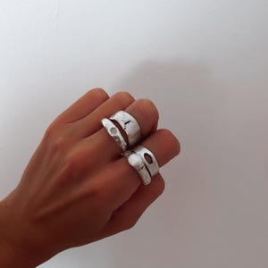 Anillo de plata fina hecho a mano – Anillo orgánico de plata pura 999 – Anillo minimalista para mujer – Joyería artesanal única imagen 3