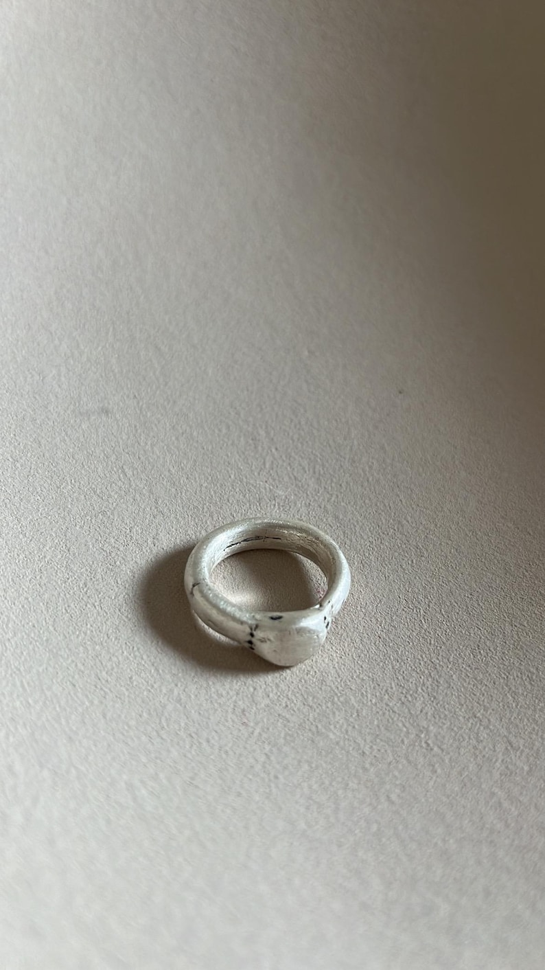 Anillo de plata fina hecho a mano – Anillo orgánico de plata pura 999 – Anillo minimalista para mujer – Joyería artesanal única imagen 1