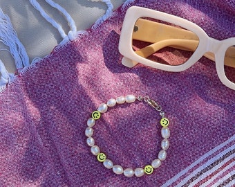 Armband 'leenden överallt' / Smiley / Sötvattenspärlor / Fotlänk