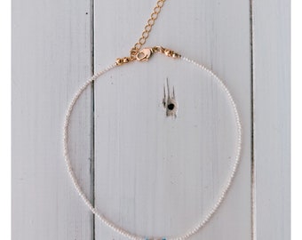 Sötvattenspärlhalsband med snäckskalhänge i guld