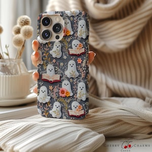 Leuke schoolse Ghost-telefoonhoes, Cottagecore-cover, boekenliefhebber, bloemenesthetiek, borduurlook, cadeau voor haar, MagSafe, iPhone, pixel, Samsung