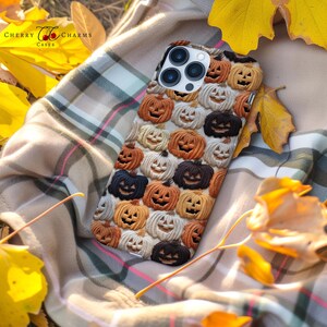 Puede incluir: Una funda para tel&eacute;fono con tem&aacute;tica de Halloween con un patr&oacute;n de caras de calabaza naranja, blanca y negra. La funda est&aacute; hecha para un iPhone con una protuberancia de c&aacute;mara.