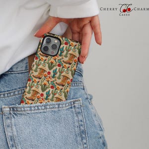 Capa de celular com botas de cowgirl, chapéu de cowgirl, estética rústica de cowgirl, presente para entusiastas de cowgirl, amante do estilo western, MagSafe, iPhone 16, Samsung, Pixel