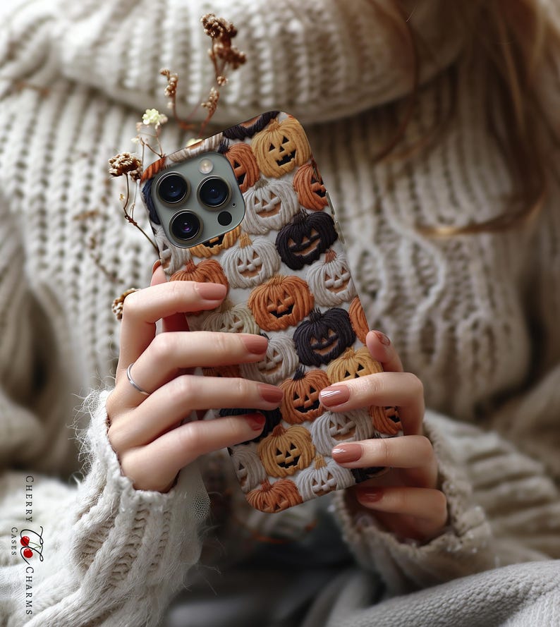 Puede incluir: Una funda para tel&eacute;fono con un patr&oacute;n de caras de calabaza naranja y negra. La funda est&aacute; hecha de un material duradero y est&aacute; dise&ntilde;ada para proteger tu tel&eacute;fono de ara&ntilde;azos y golpes.