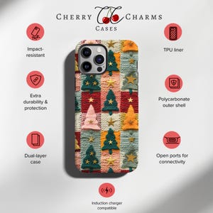 Op de afbeelding: Een telefoonhoes met een kleurrijk gebreid patroon met kerstboommotieven en sterren. De hoes is gemaakt van een dubbellaags materiaal met een polycarbonaat buitenkant en een TPU voering. Het is stootvast, biedt extra duurzaamheid en bescherming en is compatibel met inductieladers.