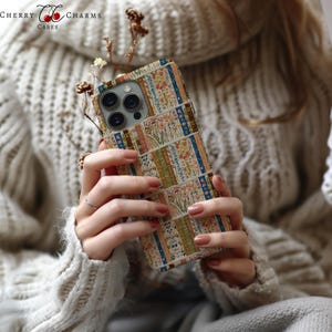 Vintage geborduurde schoolse telefoonhoes, Cottagecore, boekenliefhebber, bloemen, esthetiek, geborduurd, cadeau voor haar, MagSafe, iPhone 16, pixel