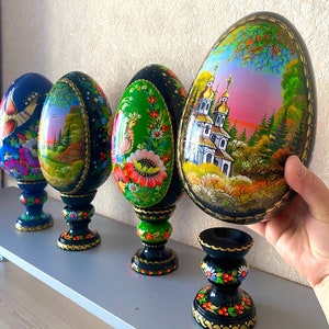 Huevo de Pascua de madera decorativo con soporte Huevo pintado a mano Pintura de Petrikovsky Flores rosas, rojas y azules Pájaro Regalo Trama de la imagen naturaleza