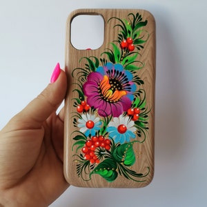 Étuis pour téléphone ultra minces en cuir texturé grain de bois pour iPhone 14 13 12 11 Pro Max Mini Petrykivka avec fleurs faites main en Ukraine