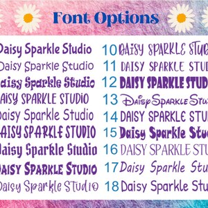 Puede incluir: Un gr&aacute;fico que muestra 18 opciones de fuente diferentes para el texto "Daisy Sparkle Studio". Las fuentes van desde casuales hasta formales, algunas con un efecto de brillo.