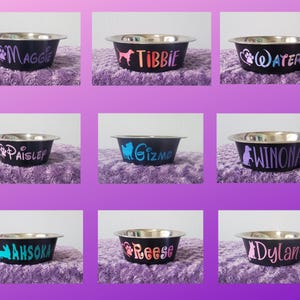 Puede incluir: Nueve cuencos de acero inoxidable personalizados para perros con base negra y huellas de patas y nombres coloridos. Los nombres son: Maggie, Tibbie, Water, Paisley, Gizmo, Winona, Ahsoka, Reese y Dylan.