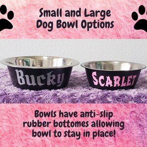 Puede incluir: Dos cuencos de acero inoxidable para perros con fondo negro y nombres personalizados "Bucky" y "Scarlet" en letras rosas. Los cuencos tienen un fondo de goma antideslizante para evitar que se deslicen.