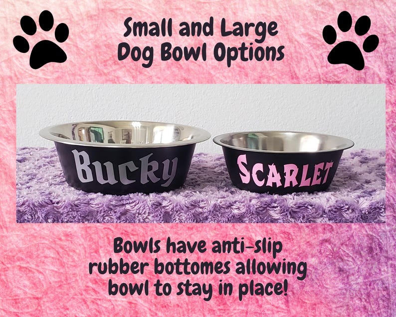 Puede incluir: Dos cuencos de acero inoxidable para perros con fondo negro y nombres personalizados "Bucky" y "Scarlet" en letras rosas. Los cuencos tienen un fondo de goma antideslizante para evitar que se deslicen.