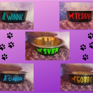 Puede incluir: Cuatro cuencos para mascotas de acero inoxidable con base negra y nombres personalizados en diferentes colores. Los nombres son "Winnie", "Teddy", "Sven" y "Dawson".