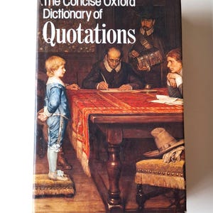Könnte beinhalten: Ein gebundenes Buch mit dem Titel "The Concise Oxford Dictionary of Quotations" mit einer Vintage-Illustration auf dem Einband. Das Kunstwerk zeigt eine historische Szene mit Figuren an einem Tisch, darunter ein Junge in Blau.