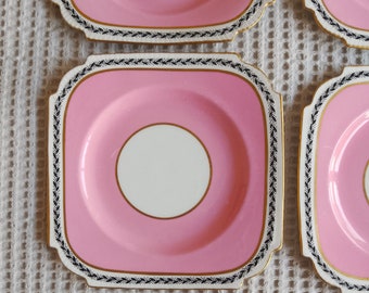 Quatre assiettes à gâteau carrées roses Art Déco des années 1920 avec bordure noire et blanche et bord doré, fabriquées en Angleterre, rare